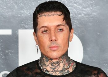 bring-me-the-horizon’s-oli-sykes-says-he’s-‘all-good’-after-getting-hit-with-a-phone-during-show