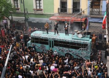 u2-takes-over-mexico-city-street-to-film-new-music-video