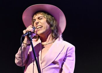 the-struts’-luke-spiller-shares-new-solo-single,-‘when-i-die-will-i-miss-living’