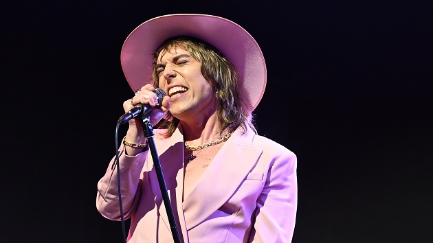 the-struts’-luke-spiller-shares-new-solo-single,-‘when-i-die-will-i-miss-living’