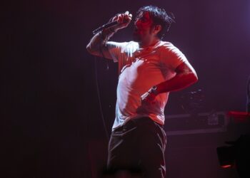 a-hole-in-the-stage?-deftones’-chino-moreno-trips-during-new-zealand-show