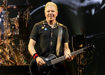 watch-the-offspring’s-dexter-holland-deliver-commencement-address-to-graduating-usc-dornsife-students