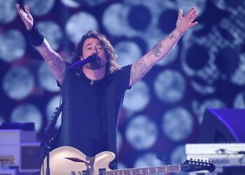 watch-foo-fighters-face-the-wings-of-death-on-﻿’hot-ones-versus’