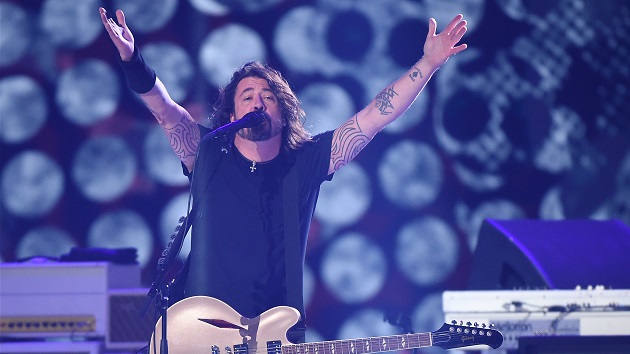 watch-foo-fighters-face-the-wings-of-death-on-’hot-ones-versus’