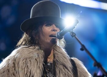 linda-perry-joining-indigo-girls-on-tour