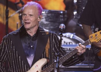 flea-jams-with-radiohead’s-thom-yorke-at-rhcp-bassist’s-london-solo-show