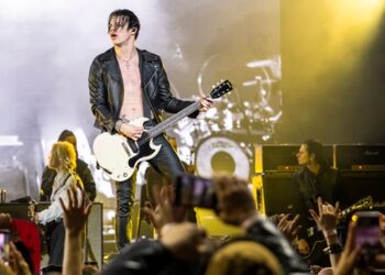 yungblud-postpones-shows-on-us-tour