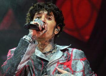bring-me-the-horizon’s-oli-sykes-hit-with-phone-while-onstage-during-show-in-st.-louis