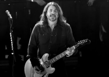 dave-grohl-joins-sepultura-onstage-in-la