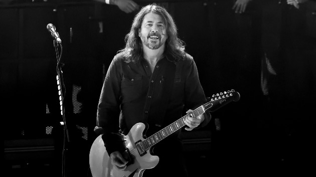 dave-grohl-joins-sepultura-onstage-in-la