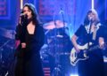 watch-violet-grohl-perform-‘bug-in-the-cake’-on-‘the-tonight-show’