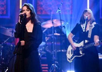 watch-violet-grohl-perform-‘bug-in-the-cake’-on-‘the-tonight-show’