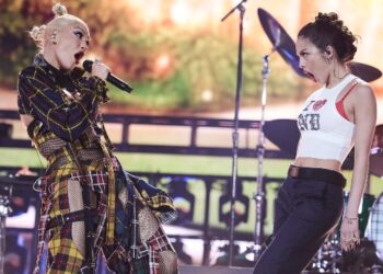 olivia-rodrigo-gets-a-hug-from-gwen-stefani-at-final-no-doubt-sphere-show