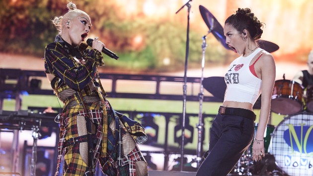 olivia-rodrigo-gets-a-hug-from-gwen-stefani-at-final-no-doubt-sphere-show