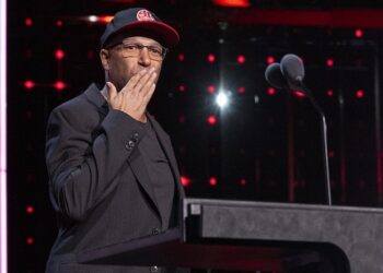 tom-morello-pulls-out-of-european-solo-tour-to-care-for-his-mother