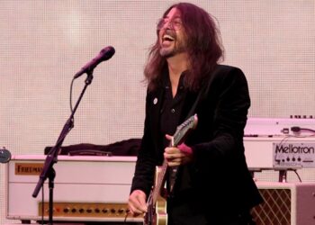 foo-fighters-cover-the-beatles-&-jam-with-dave-grohl’s-daughter’s-boyfriend-at-liverpool-shows