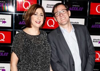 new-order’s-stephen-morris-and-gillian-gilbert-to-stop-touring-‘for-the-foreseeable-future’