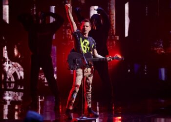 madness?-muse-wants-to-‘build-a-spaceship’-for-‘the-wow!-signal’-tour