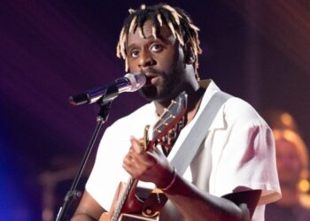 myles-smith-talks-opening-for-ed-sheeran-while-also-doing-his-own-shows:-‘i-love-both-experiences’