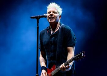 hear-the-offspring’s-dexter-holland-sing-on-new-billy-morrison-song,-‘never-gonna-change’