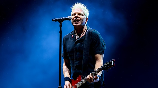 hear-the-offspring’s-dexter-holland-sing-on-new-billy-morrison-song,-‘never-gonna-change’