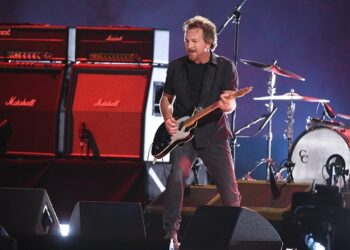 pearl-jam-auctioning-signed-poster-in-support-of-venezuela