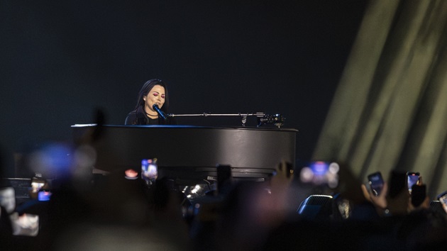 as-‘bring-me-to-life’-goes-diamond,-evanescence-references-the-early-days-on-new-album