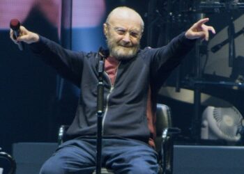 phil-collins-ready-for-‘interesting’-experience-running-into-oasis-at-the-rock-&-roll-hall-of-fame