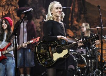 watch-phoebe-bridgers-perform-‘lost-boys’-during-surprise-’tonight-show’-appearance