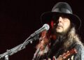 daron-malakian-‘needles’-oasis-at-system-of-a-down-london-show