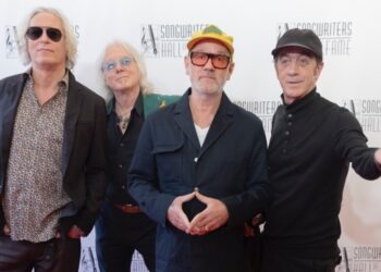 peter-buck-on-an-rem.-reunion:-‘it’s-just-not-going-to-happen’