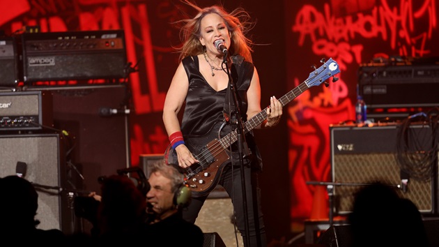 courtney-love,-tom-morello,-garbage-pay-tribute-to-l7’s-jennifer-finch