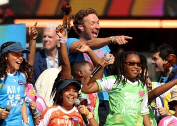 coldplay-debuts-new-song-‘we-dance’-alongside-ps22-chorus-&-the-muppets