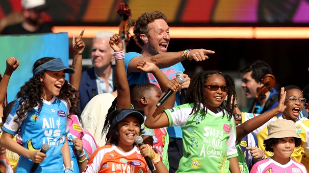 coldplay-debuts-new-song-‘we-dance’-alongside-ps22-chorus-&-the-muppets