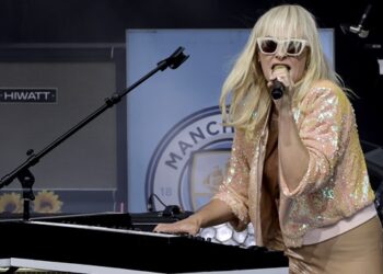 metric’s-emily-haines-reflects-on-legacy-of-‘black-sheep’:-‘you-have-really-no-idea-what’s-gonna-happen-next’