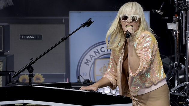 metric’s-emily-haines-reflects-on-legacy-of-‘black-sheep’:-‘you-have-really-no-idea-what’s-gonna-happen-next’