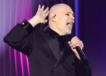 the-smashing-pumpkins-rock-with-greg-brady-+-reunite-with-melissa-auf-der-maur-at-pre-lolla-show