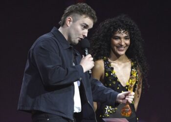 sam-fender-and-olivia-dean-break-73-year-old-uk-chart-record-with-‘rein-me-in’