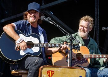 eddie-vedder-performs,-bono-speaks-at-funeral-for-glen-hansard