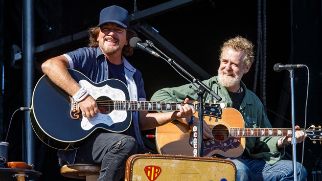 eddie-vedder-performs,-bono-speaks-at-funeral-for-glen-hansard