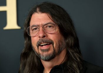 learn-to-fly-(fish):-watch-dave-grohl-tour-bass-pro-shops-with-josh-homme