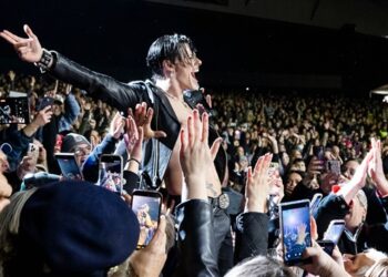 injured-yungblud-crowd-surfs-in-wheelchair-during-portugal-show